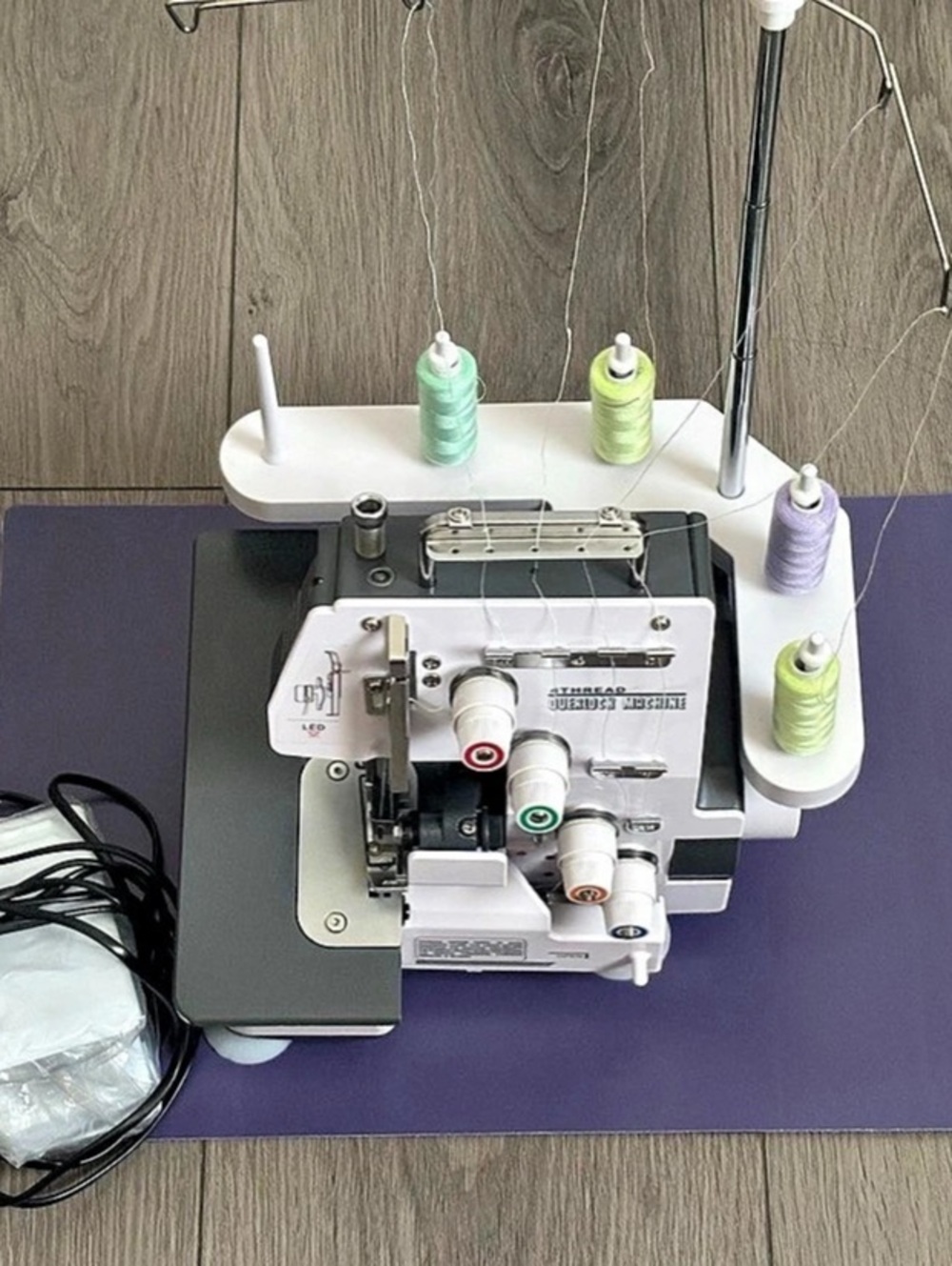 4 Thread Overlock Machine Serger Sewing Machine - Picture 4 of 11